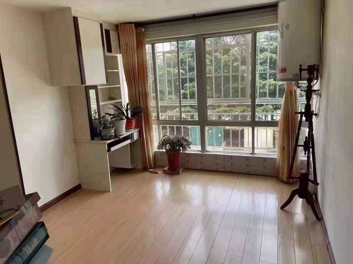 润泽小区步梯2楼，94平左右，房主自己装修，双证齐全，三室