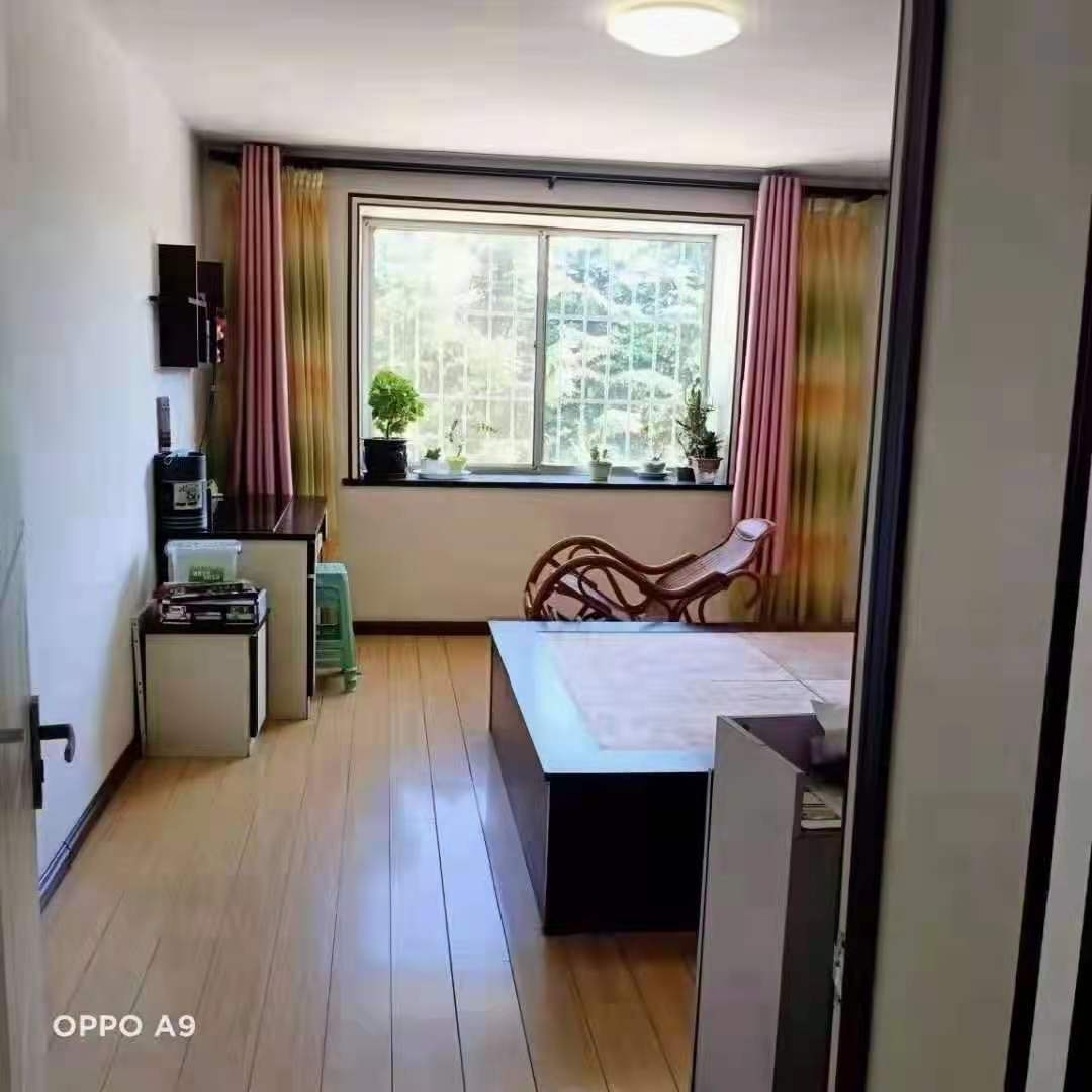 润泽小区步梯2楼，94平左右，房主自己装修，双证齐全，三室