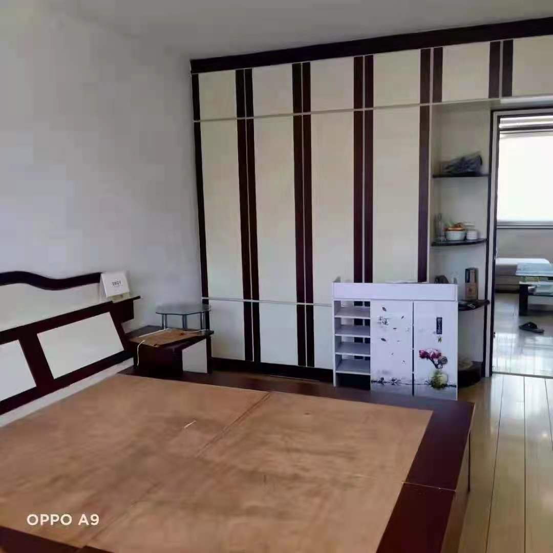 润泽小区步梯2楼，94平左右，房主自己装修，双证齐全，三室