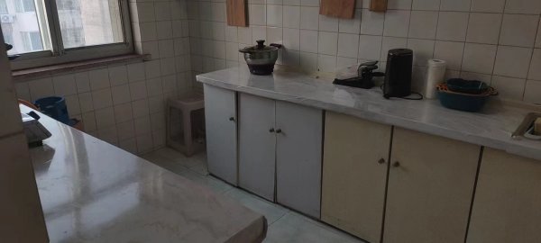 光明小区5楼非顶楼74平，两室可改三室，简单装修，