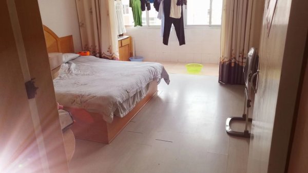 光明小区5楼非顶楼74平，两室可改三室，简单装修，