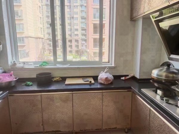 特价，特价，阳光水岸多层二楼，108平三室一厅，精装短住