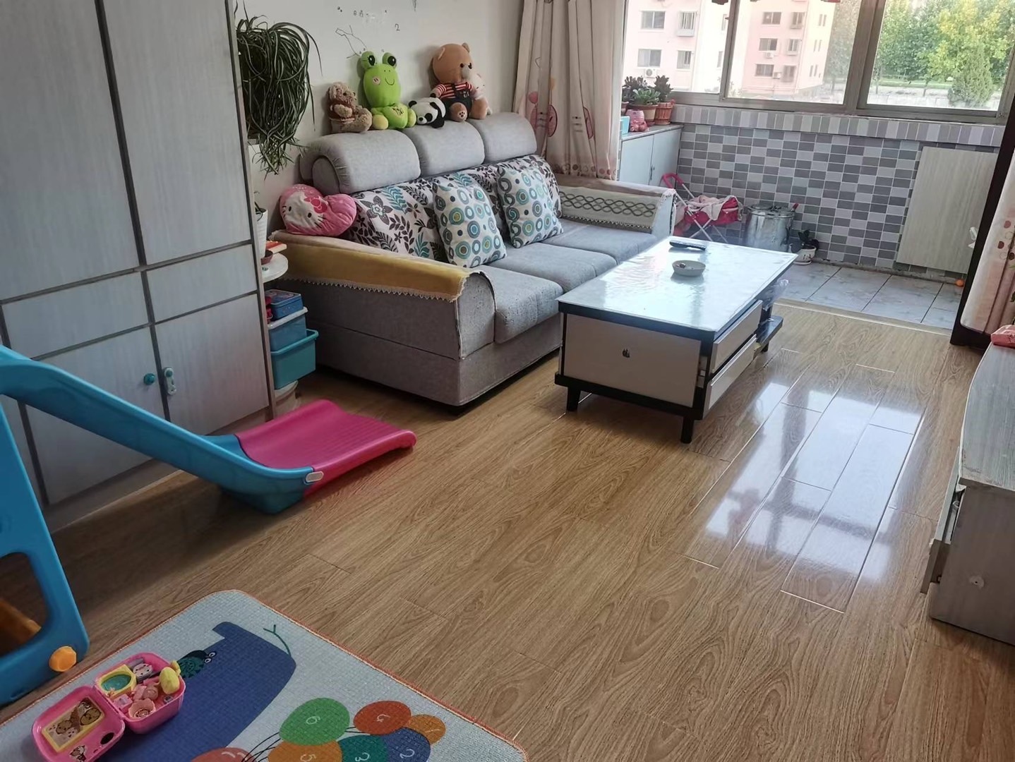供销家属楼，临近一实小，贴地4楼非顶楼，61平，两室两厅