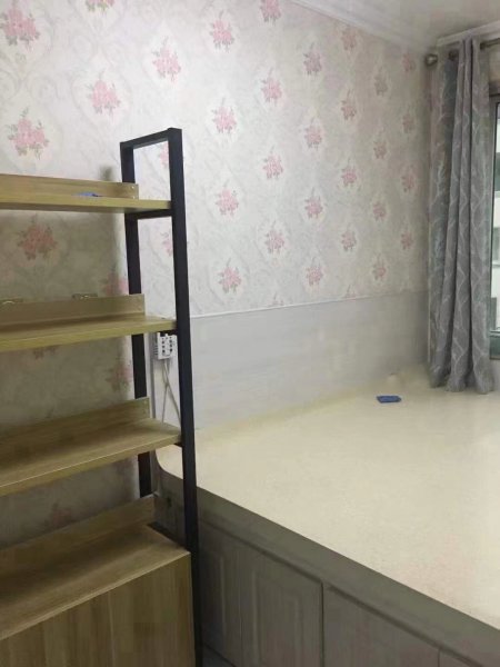 【二实小府前】 富寓小区，2楼，精装短住