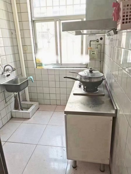 出租，一中西文化街一楼，两室两厅，双气齐全，1000一个月，