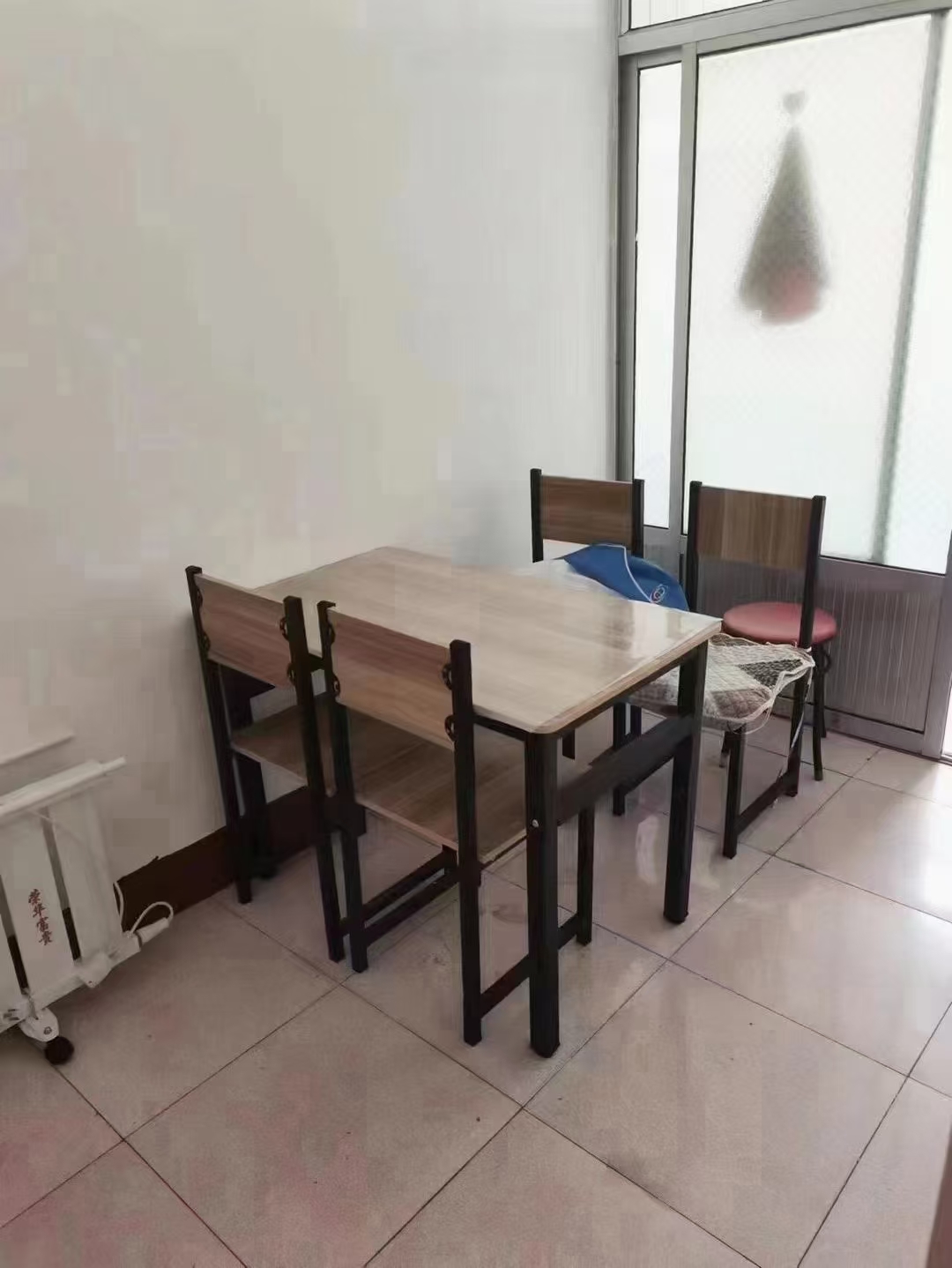 出租，一中西文化街一楼，两室两厅，双气齐全，1000一个月，