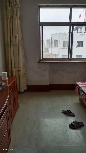 出租，腾甲庄村委后，腾达小区4楼90平，月租1000元，拎包