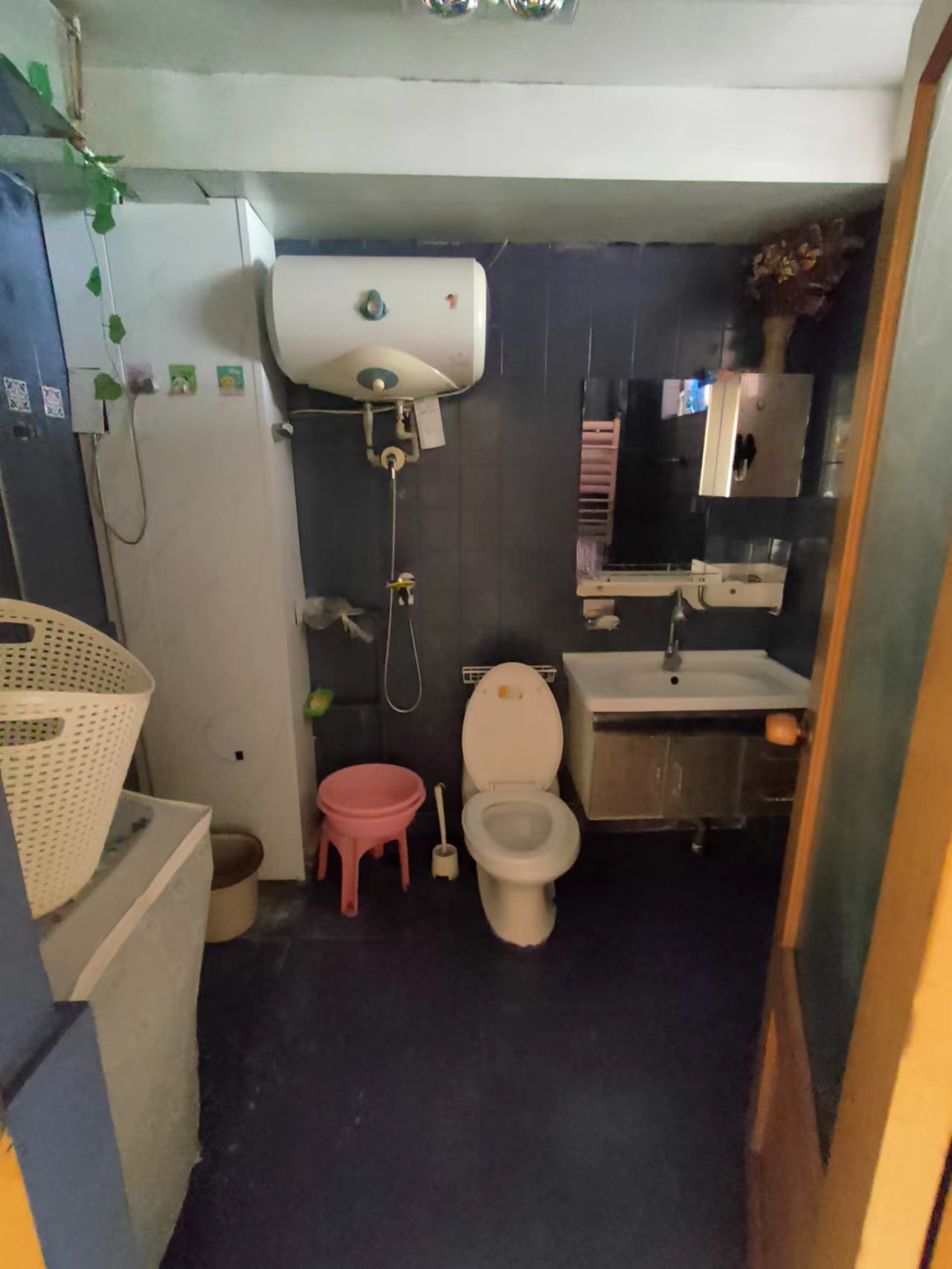 光明小区，四楼，98平，三室两厅，家具家电全，1200/月