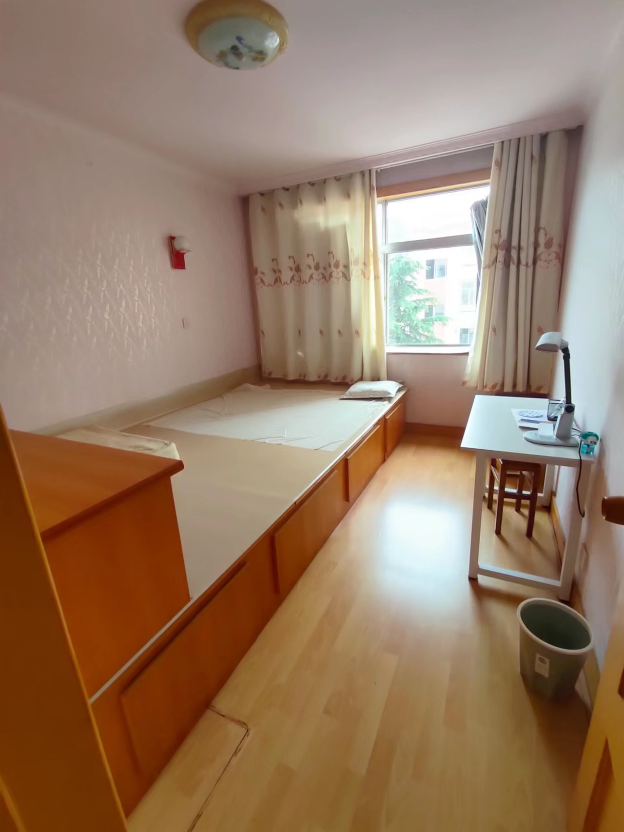 光明小区，四楼，98平，三室两厅，家具家电全，1200/月