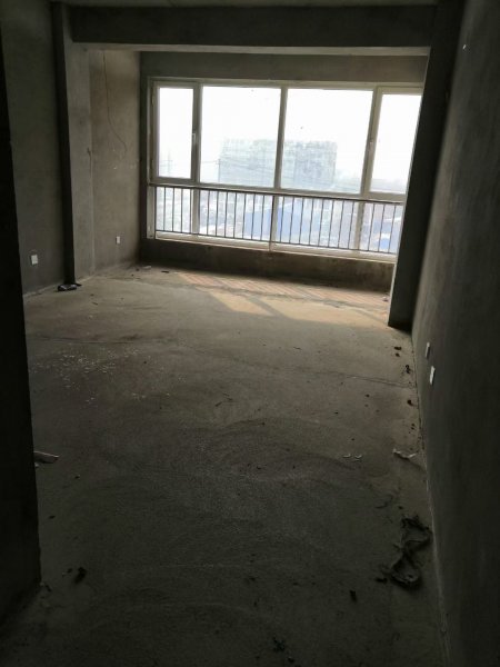 东方明珠小区二楼毛胚房142平，三个朝阳间，送草棚，仅售88