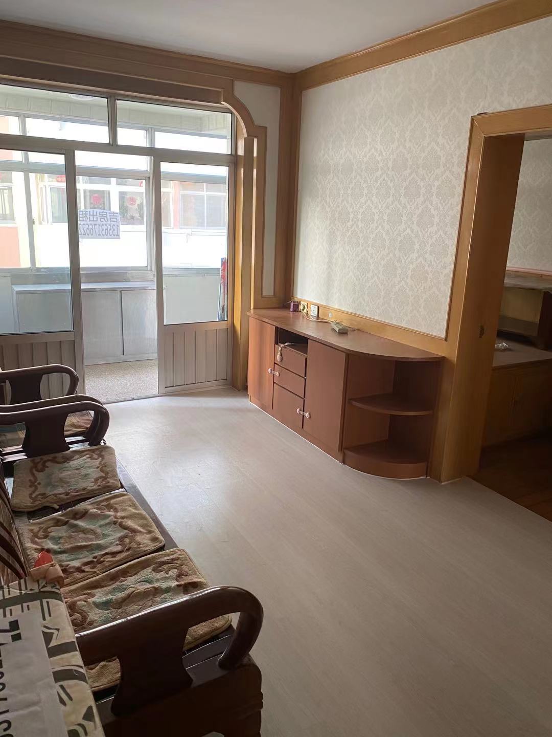 华冠二区2楼75平三室