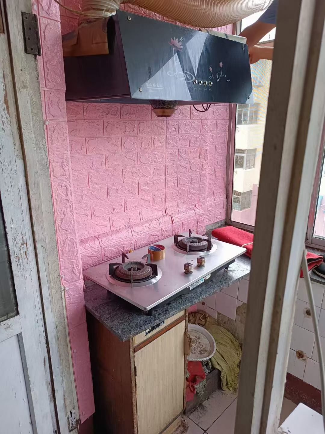 ​黄山小区贴地三楼，两室一厅，双气，有热水器，燃气灶，需年租