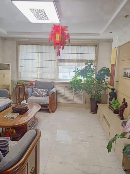 文苑小区1楼129平，三室二卫二厅，精装短住，主卫生间带窗