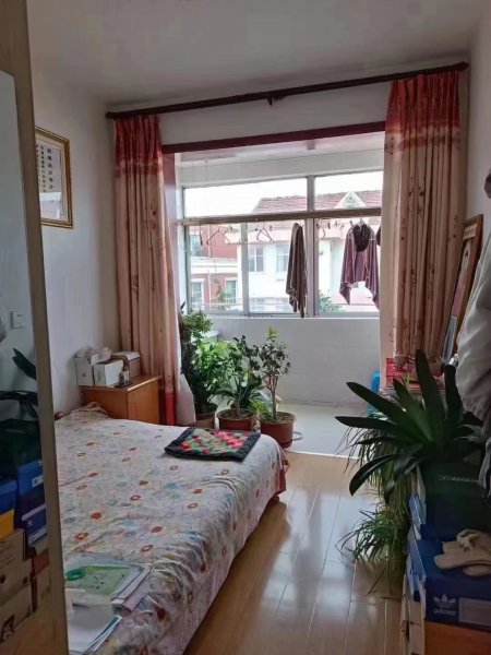 电业小区五楼起脊，69.5平，三室一厅，婚房精装短住