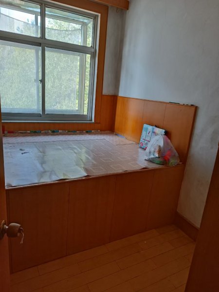 城东二区二楼边户，87平，三室一厅，简装