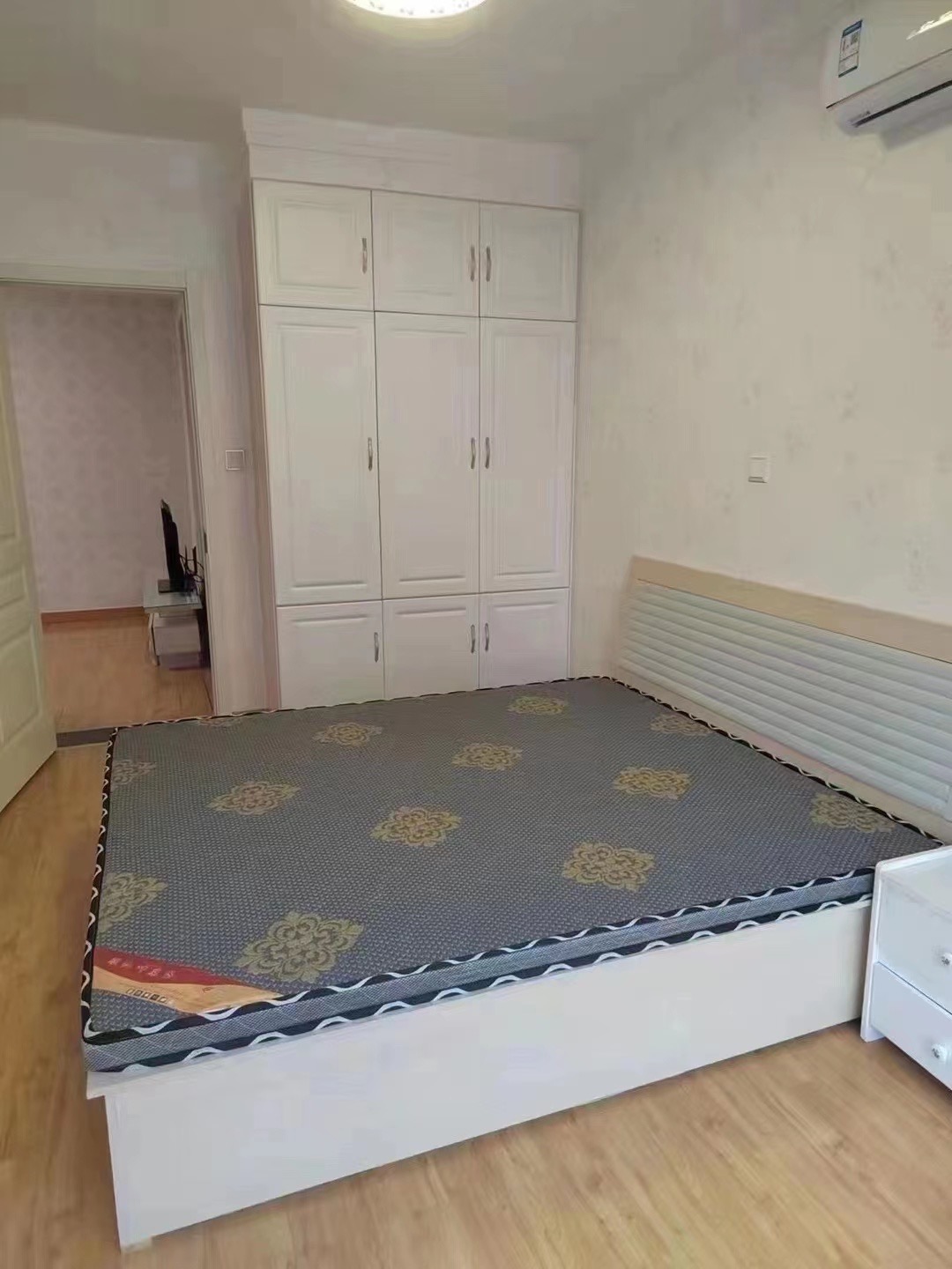 润泽小区 电梯3楼 75平，两室一厅，精装短住 38.8万