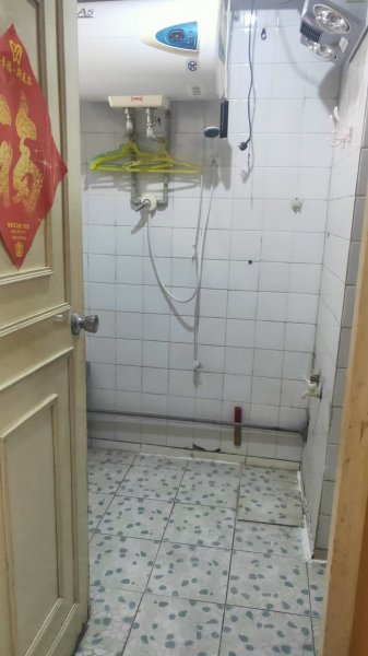 府前二实小学区房：金丰苑三楼，85平三室，简装双气，仅售48