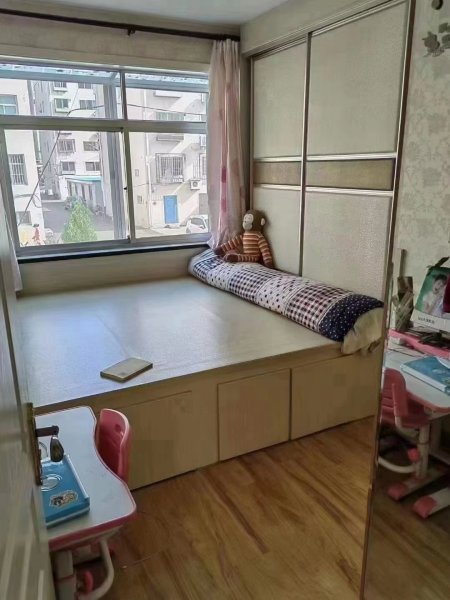 物资小区1楼西边户，房本77平，实际面积80多平，三室一厅