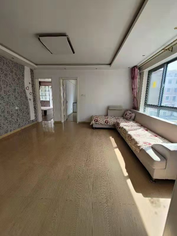 富豪城东区4楼 框架95.41平 边户 三室两厅 婚房精装短