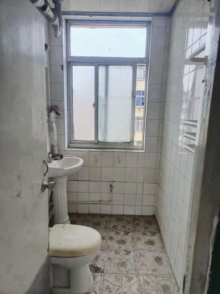超级便宜的学区房东山小区贴地4楼61平