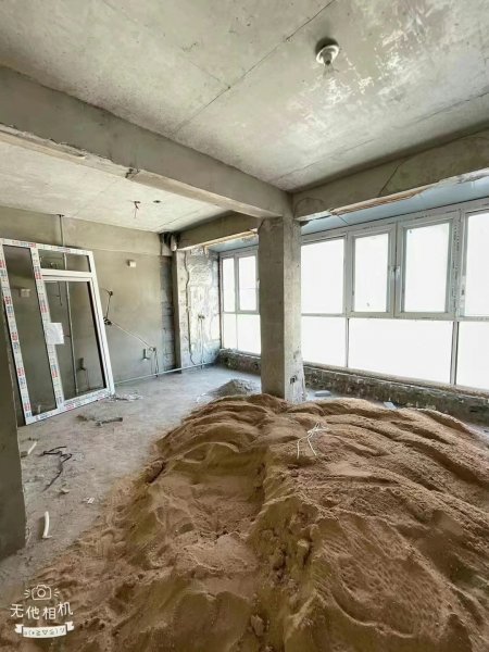 金泰小区一楼边户，131平，水电改好，门窗全换平开内倒，三室