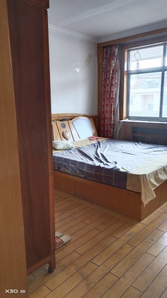 出租城东二区5楼90平起脊简装年租11000元彩电冰箱洗衣机