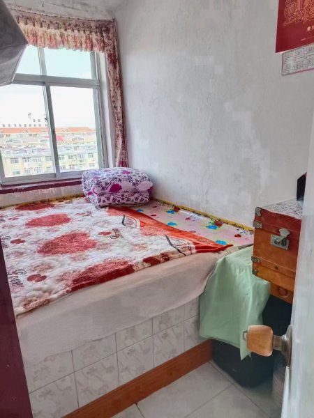 黄山府前一中学区房，向阳小区起脊6楼