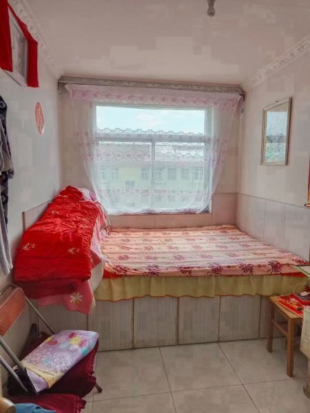 黄山府前一中学区房，向阳小区起脊6楼