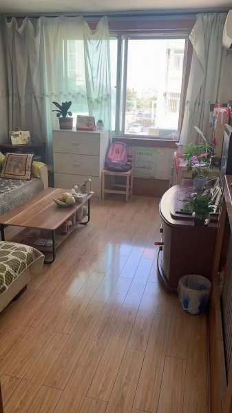 农行家属楼2楼东边户66平 ，精装 3室 厕所带窗， 离黄山