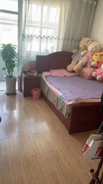 农行家属楼2楼东边户66平 ，精装 3室 厕所带窗， 离黄山