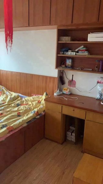 农行家属楼2楼东边户66平 ，精装 3室 厕所带窗， 离黄山