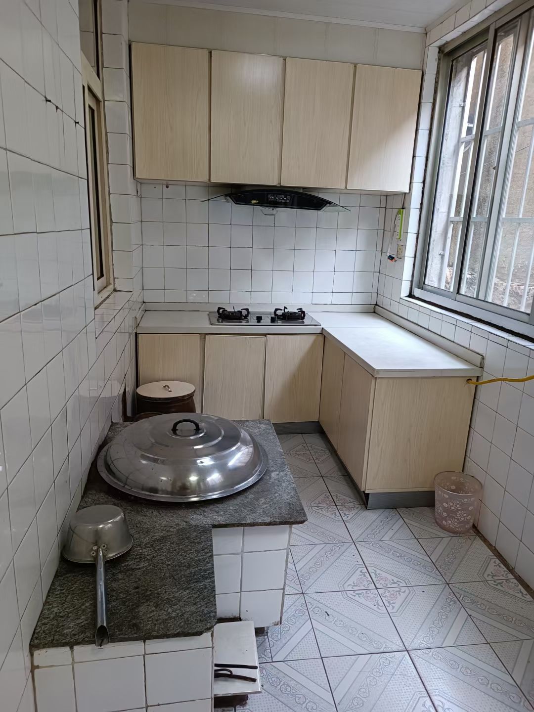府前学区房，向阳小区贴地一楼81平，三室一厅，双气。拎包入住