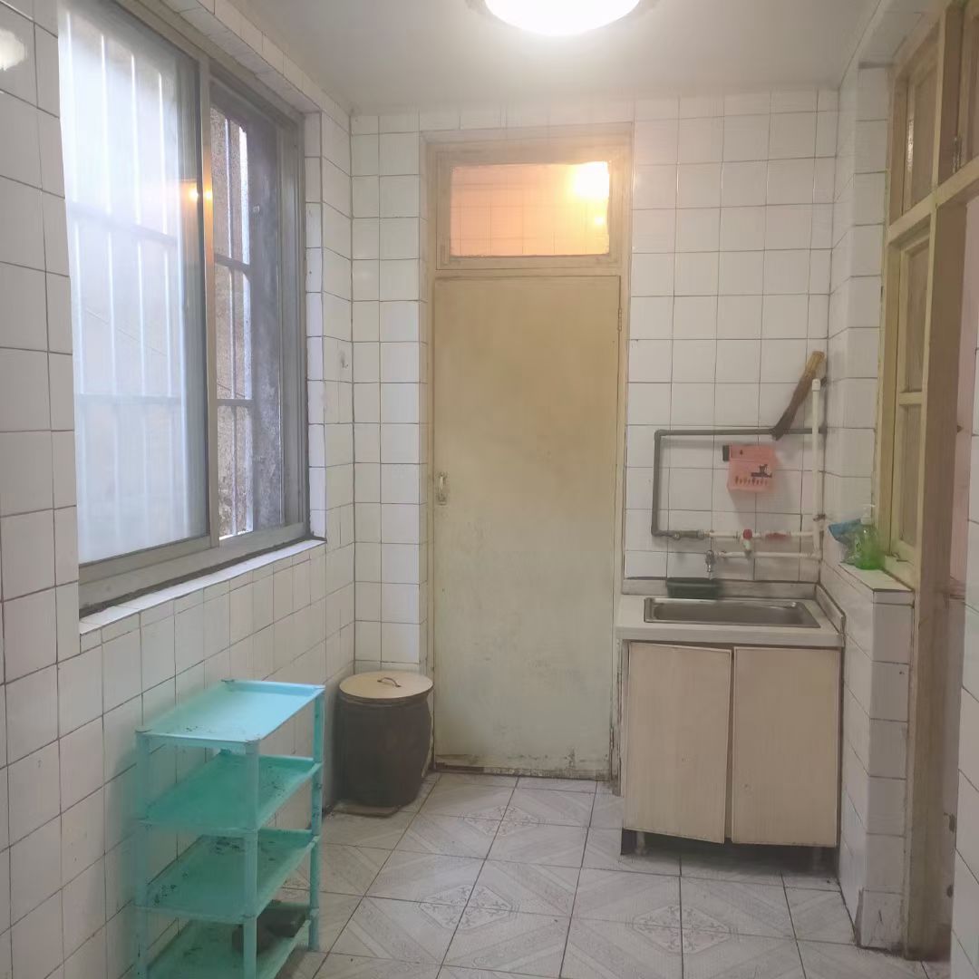 府前学区房，向阳小区贴地一楼81平，三室一厅，双气。拎包入住
