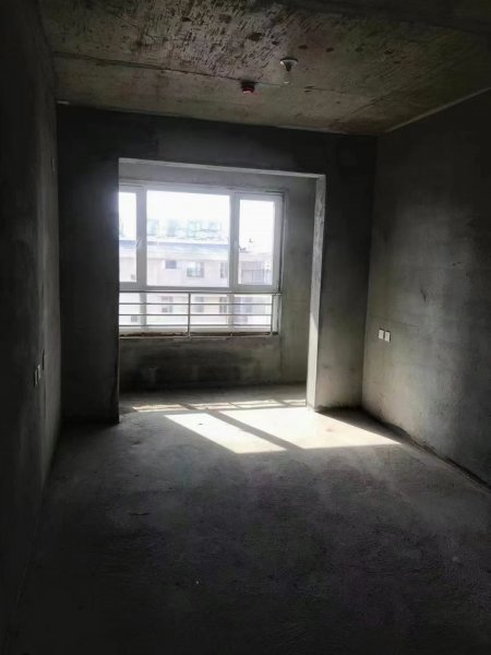 东方明珠电梯三楼，共六层，三室两厅两卫，南厅，两卫生间都带窗