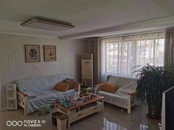 政府一区三楼！102平！精装短住，地暖天然气！家具全