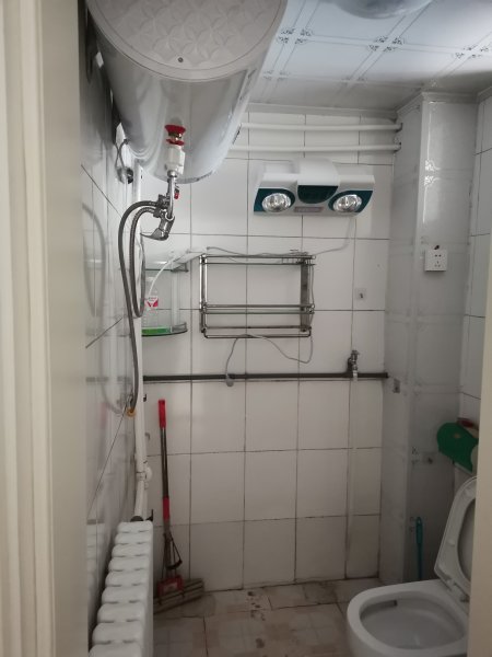 出租出售自家楼房，海峰街锁厂家属楼贴地一楼双气精装未住，15