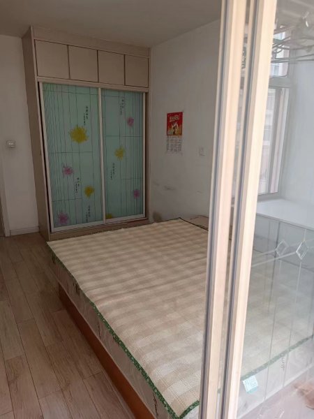 华冠二区一楼，房本面积58.4平，实际70平，两室，干净板正