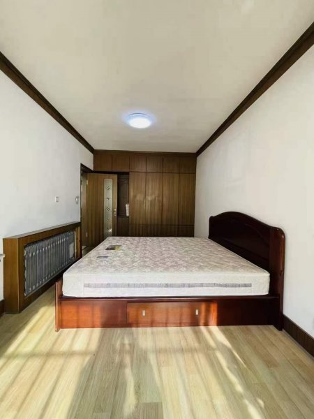 城东三区2楼边户119平，北厅，三室朝阳，双阳台，带家电家具