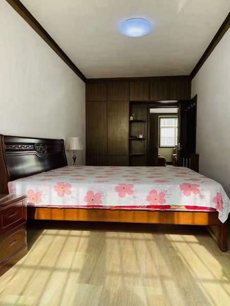城东三区2楼边户119平，北厅，三室朝阳，双阳台，带家电家具
