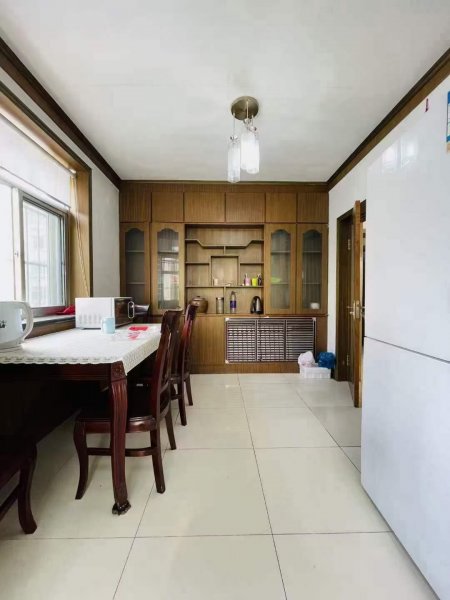 城东三区2楼边户119平，北厅，三室朝阳，双阳台，带家电家具