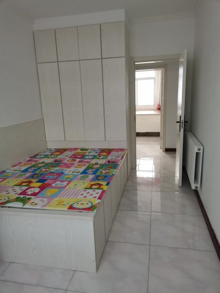 出租出售，自家楼房，海峰街锁厂家属楼贴地一楼双气精装未住71
