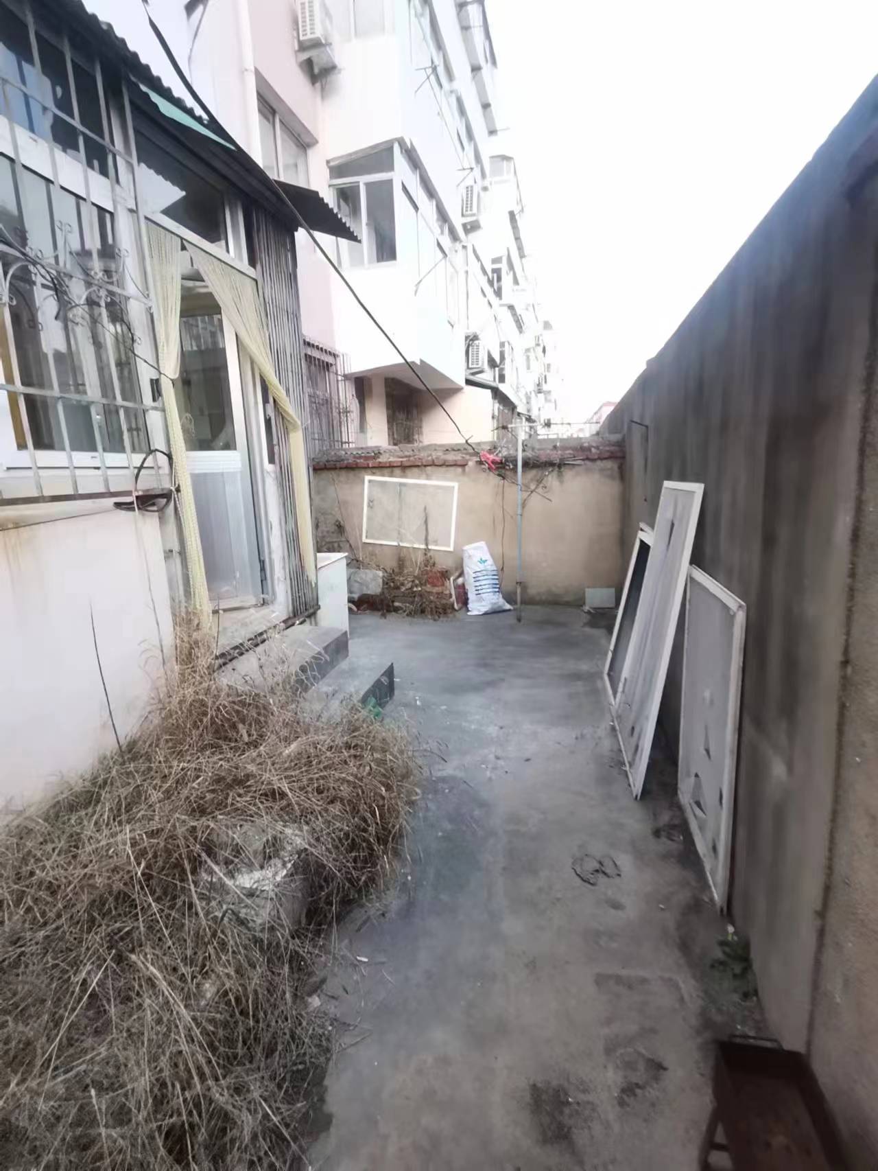 东山小区一楼带小院双气租金700