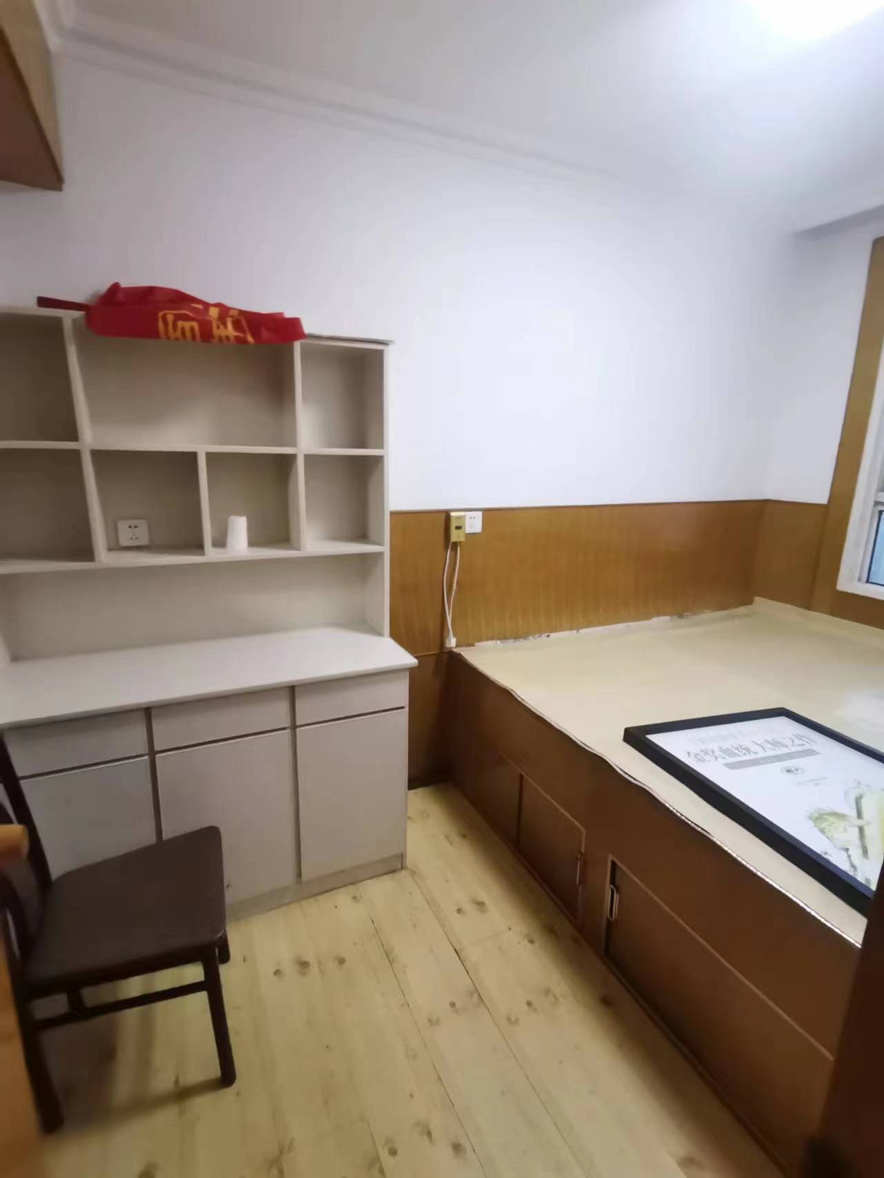 东山小区一楼带小院双气租金700