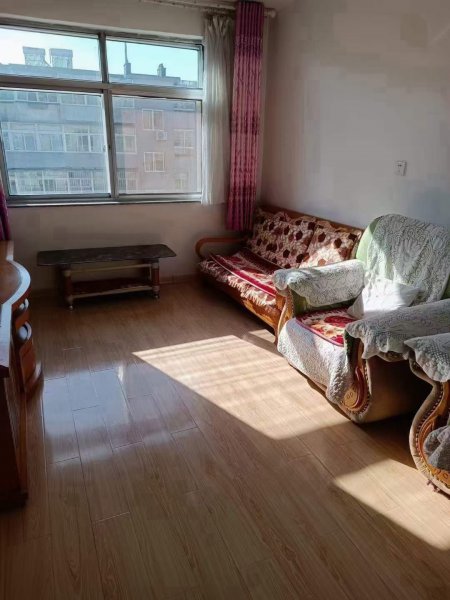 海峰街贴地三楼60平，两室一厅，精装短住，双气，带家电家俱，