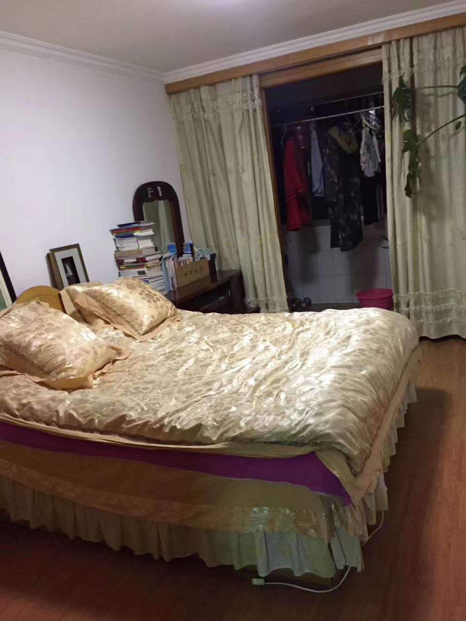 出租，中医院家属楼1楼93平，年租15000元，精装，彩电，