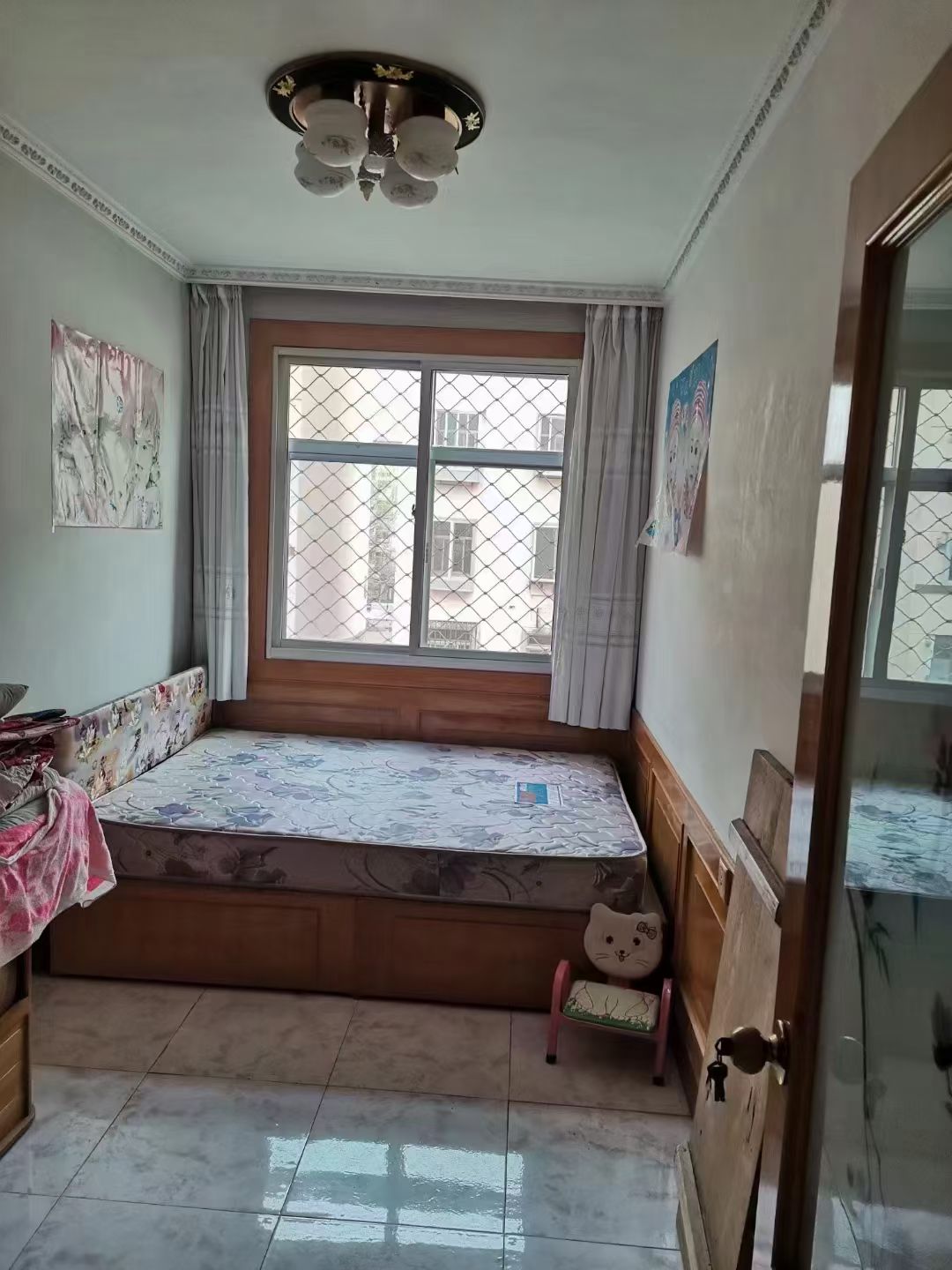 光明小区2楼东边92平，3室两厅 3室向阳， 北厅格局