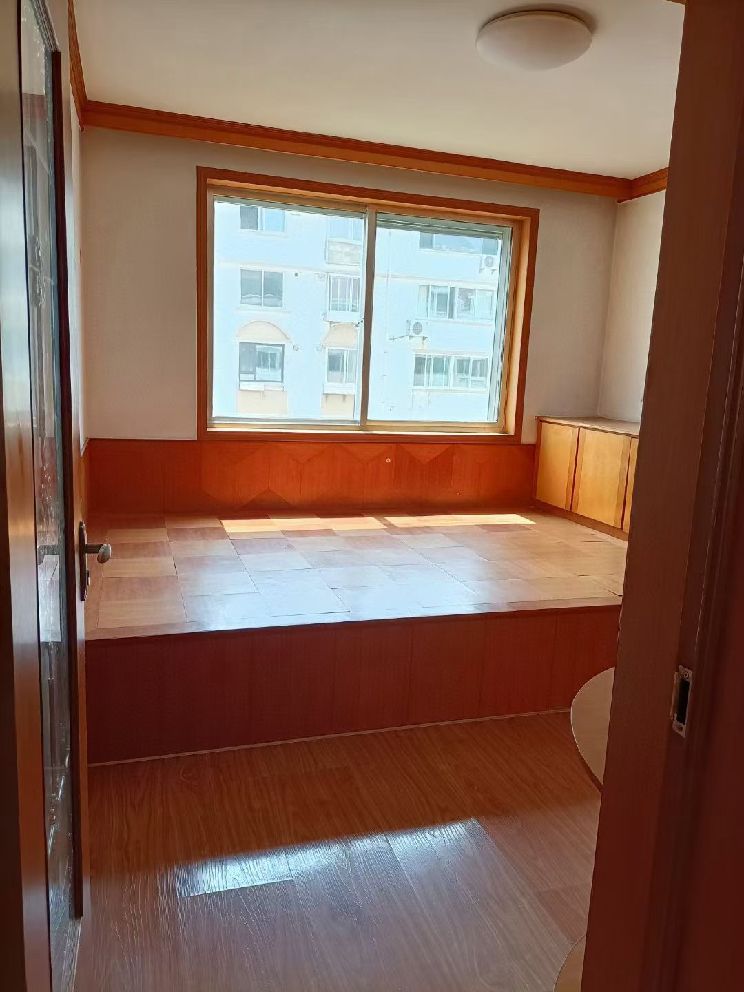 和平小区四楼，近120平，04年竣工，北厅，三室两厅，卫生间