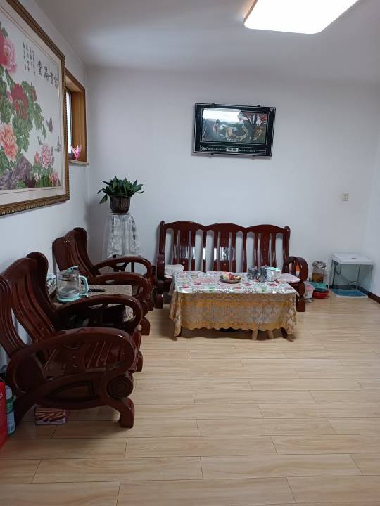 静园小区二楼72平，两室，精装短住
