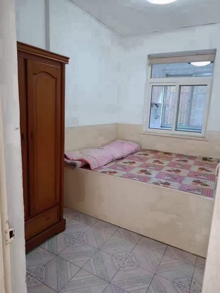 府前学区房，向阳小区贴地一楼81平，三室，双气。拎包入住