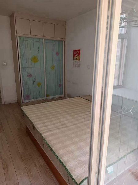 华冠二区 一楼，本面积58.4平，实际70平，95年竣工，两